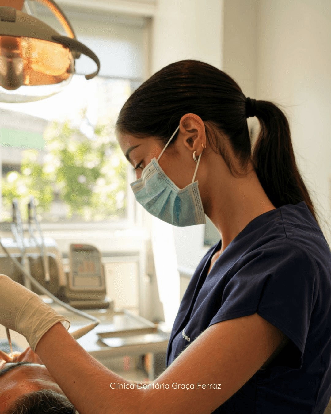 Profissional em consultório na Clínica Dentária Graça Ferraz
