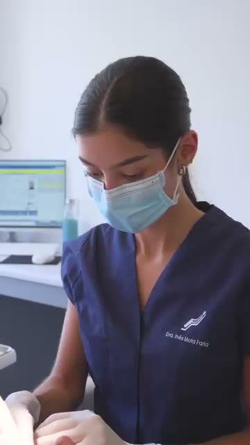 Profissional em contexto clínico durante um atendimento dentário